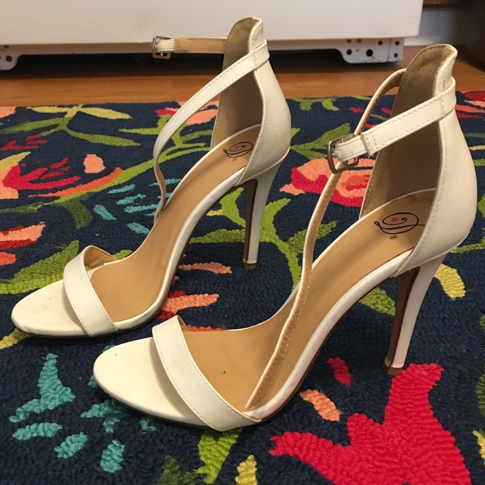 ❌SOLD❌ Simple White Heels